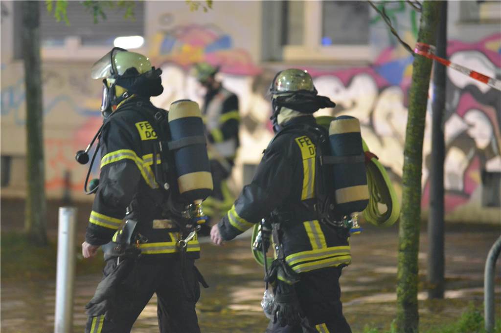 Dachstuhl an Schützenstraße in Flammen: Viele Fotos vom stundenlangen Einsatz