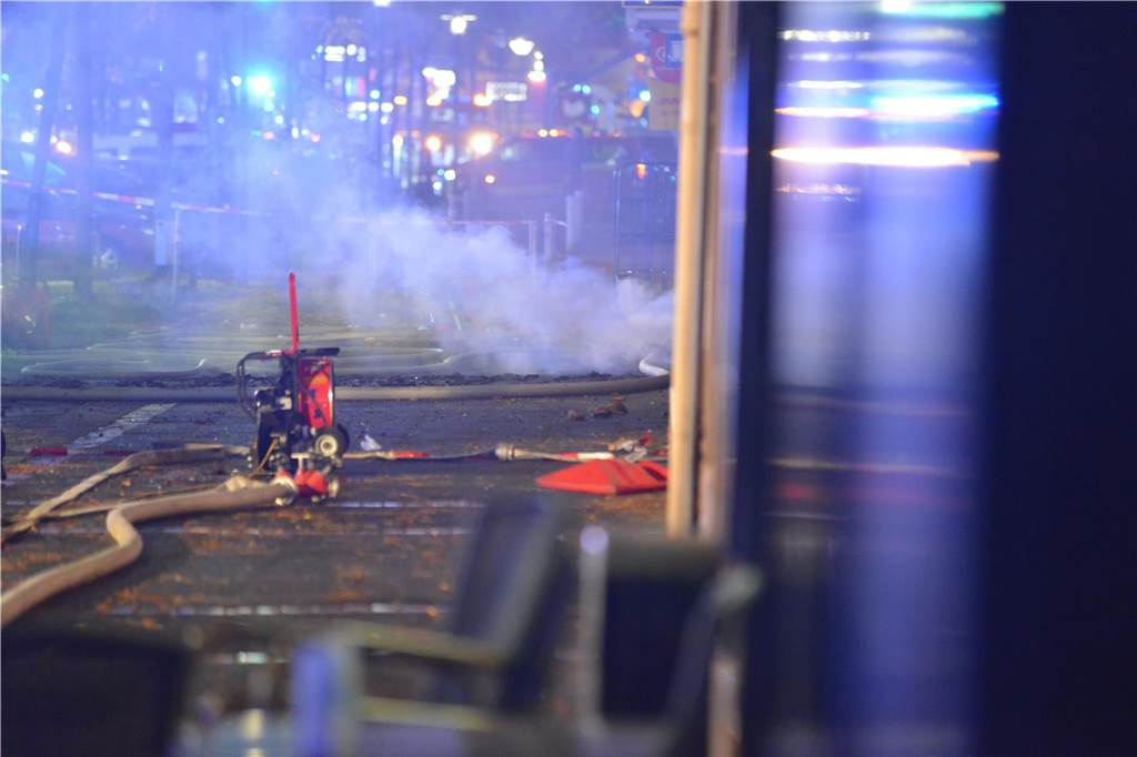 Dachstuhl an Schützenstraße in Flammen: Viele Fotos vom stundenlangen Einsatz