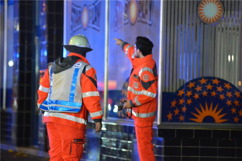 Dachstuhl an Schützenstraße in Flammen: Viele Fotos vom stundenlangen Einsatz