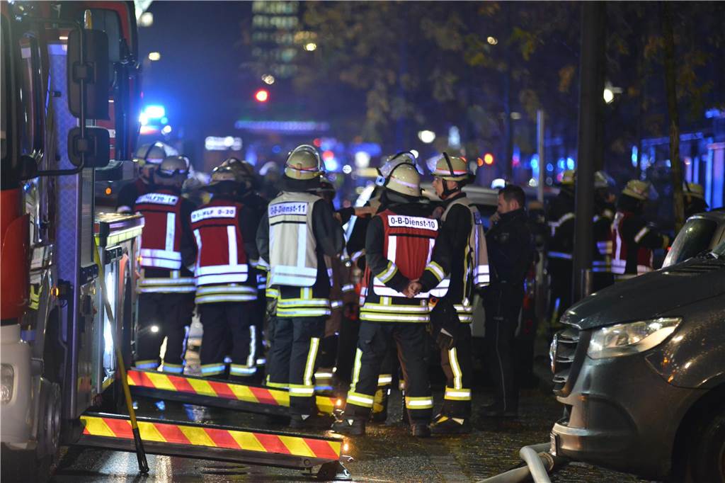 Dachstuhl an Schützenstraße in Flammen: Viele Fotos vom stundenlangen Einsatz