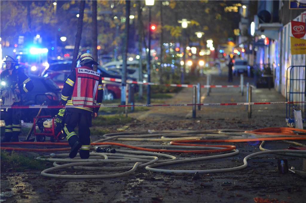 Dachstuhl an Schützenstraße in Flammen: Viele Fotos vom stundenlangen Einsatz