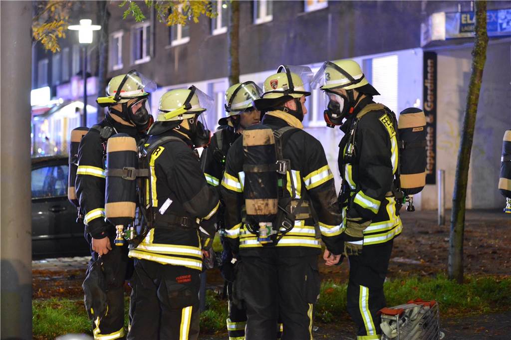 Dachstuhl an Schützenstraße in Flammen: Viele Fotos vom stundenlangen Einsatz