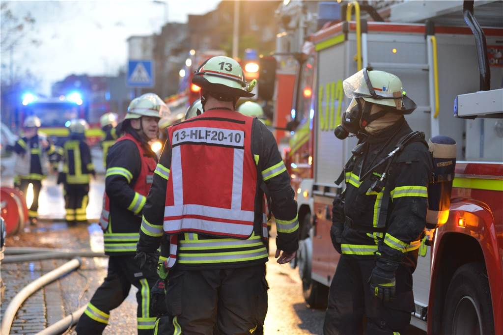 Dachstuhl an Schützenstraße in Flammen: Viele Fotos vom stundenlangen Einsatz