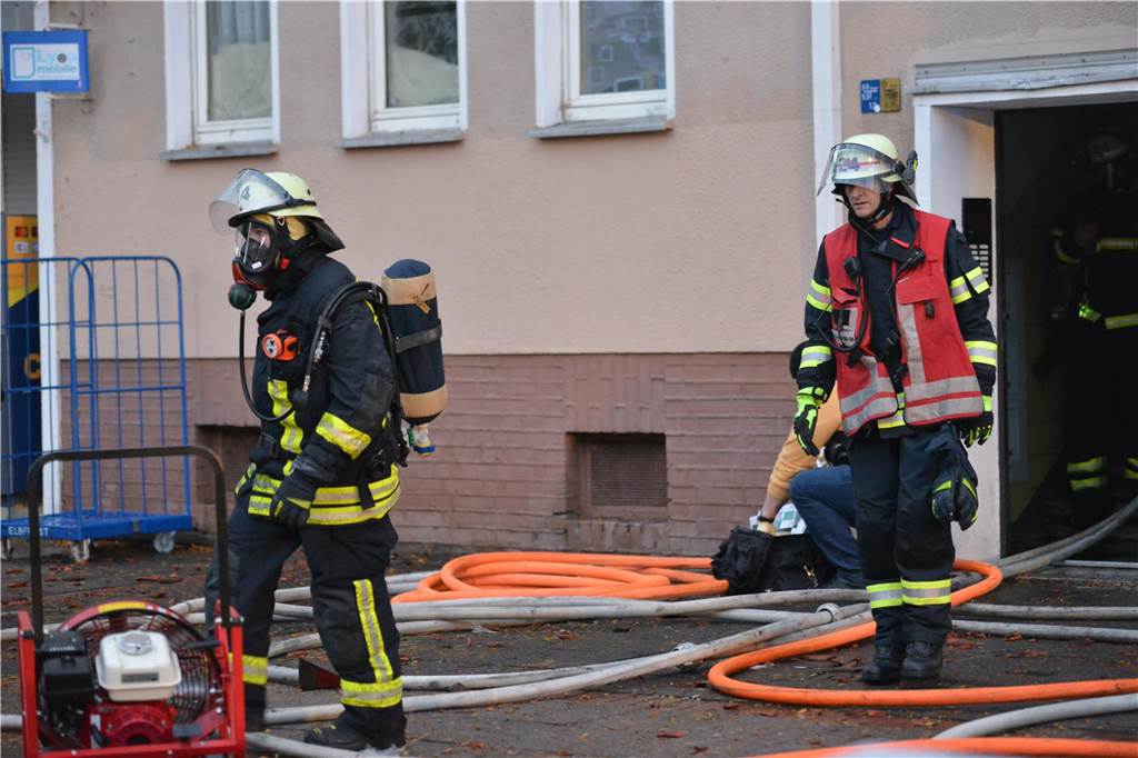 Dachstuhl an Schützenstraße in Flammen: Viele Fotos vom stundenlangen Einsatz