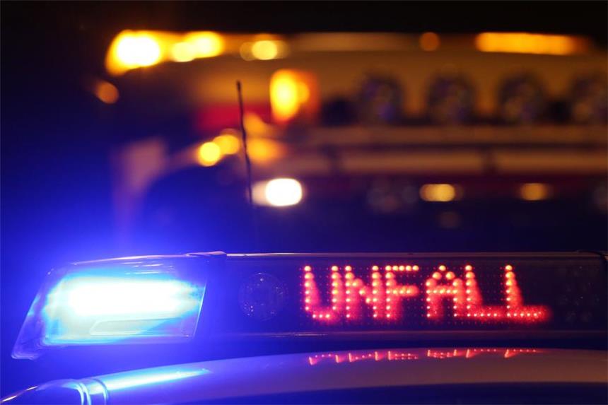 Junger Autofahrer schleudert in Graben