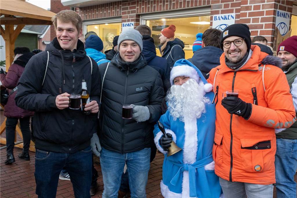 Lensing-Nikolaus auf dem Adventsmarkt: Viele Fotos vom Wochenende in Alstätte