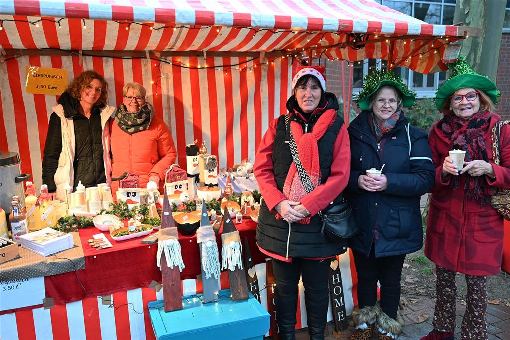 Viele Fotos vom Barkenberger Weihnachtsmarkt in Dorsten: Schlechtes Wetter hält Besucher nicht fern