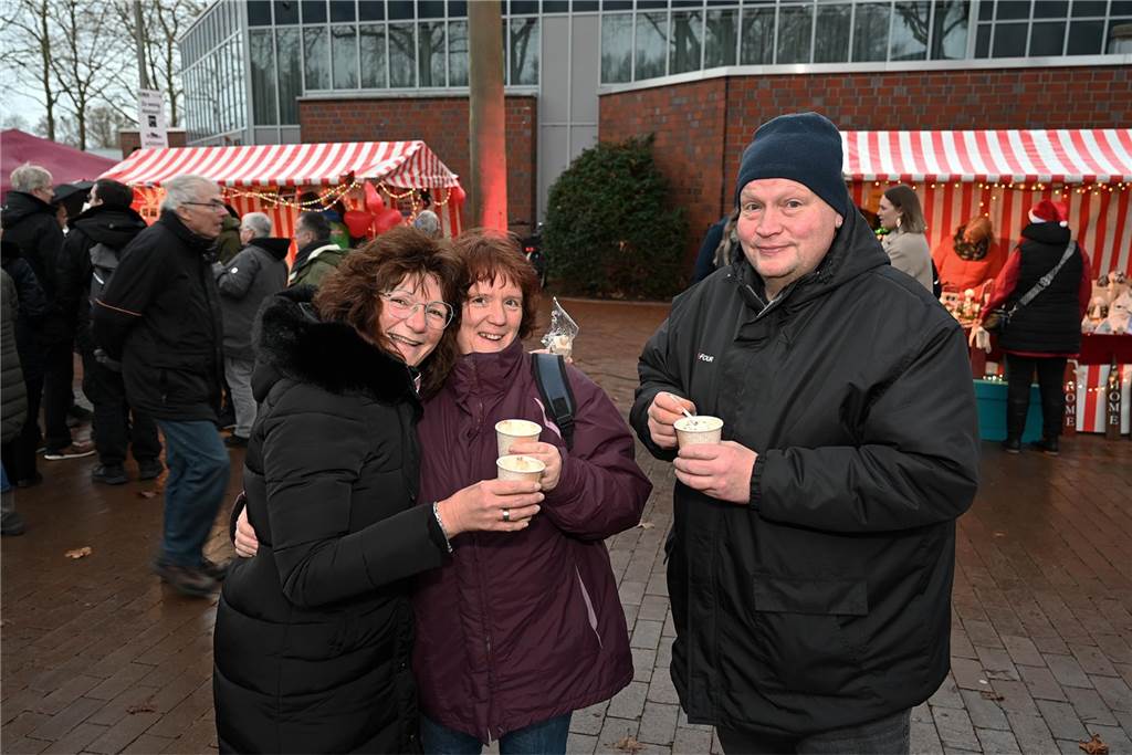 Viele Fotos vom Barkenberger Weihnachtsmarkt in Dorsten: Schlechtes Wetter hält Besucher nicht fern
