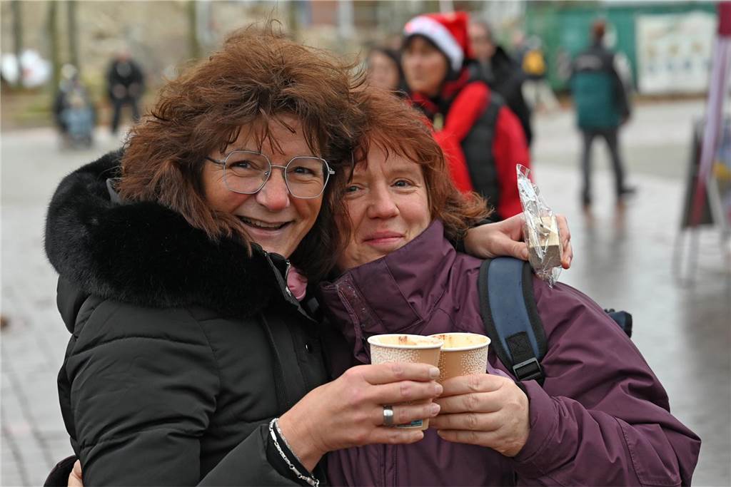 Viele Fotos vom Barkenberger Weihnachtsmarkt in Dorsten: Schlechtes Wetter hält Besucher nicht fern