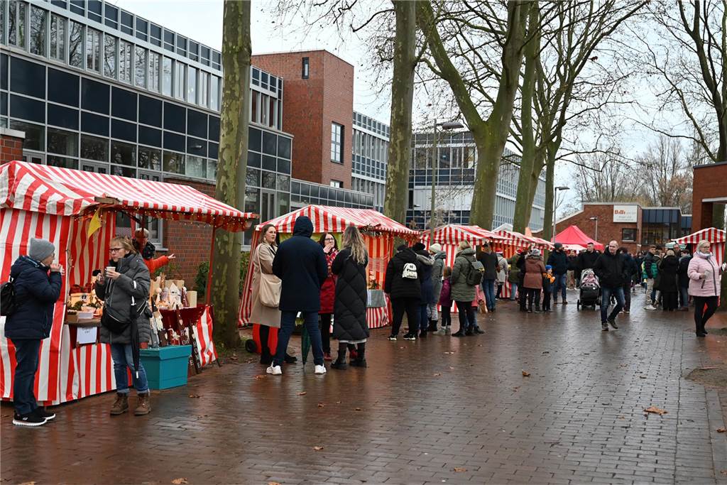 Viele Fotos vom Barkenberger Weihnachtsmarkt in Dorsten: Schlechtes Wetter hält Besucher nicht fern