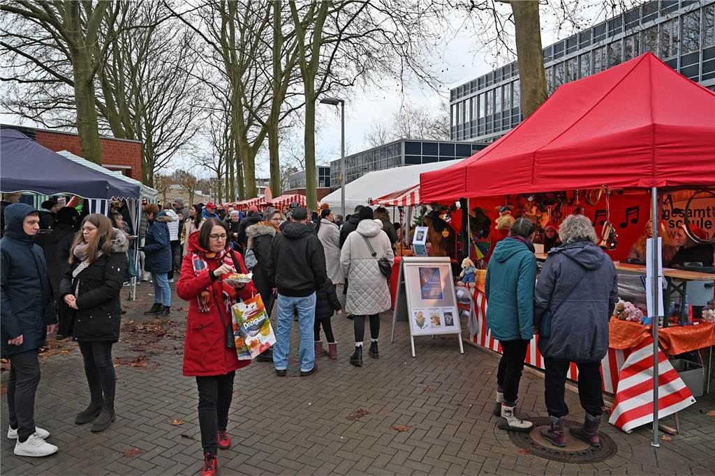 Viele Fotos vom Barkenberger Weihnachtsmarkt in Dorsten: Schlechtes Wetter hält Besucher nicht fern