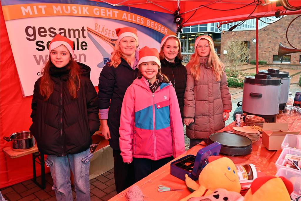 Viele Fotos vom Barkenberger Weihnachtsmarkt in Dorsten: Schlechtes Wetter hält Besucher nicht fern