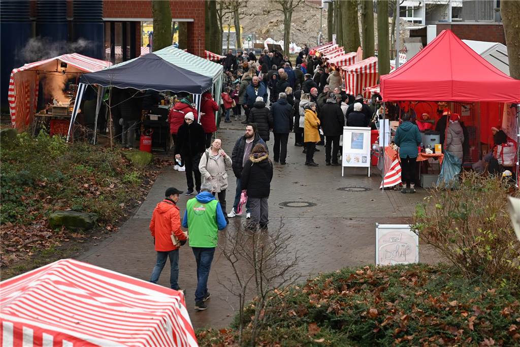 Viele Fotos vom Barkenberger Weihnachtsmarkt in Dorsten: Schlechtes Wetter hält Besucher nicht fern