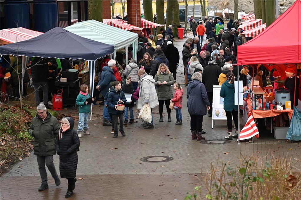 Viele Fotos vom Barkenberger Weihnachtsmarkt in Dorsten: Schlechtes Wetter hält Besucher nicht fern