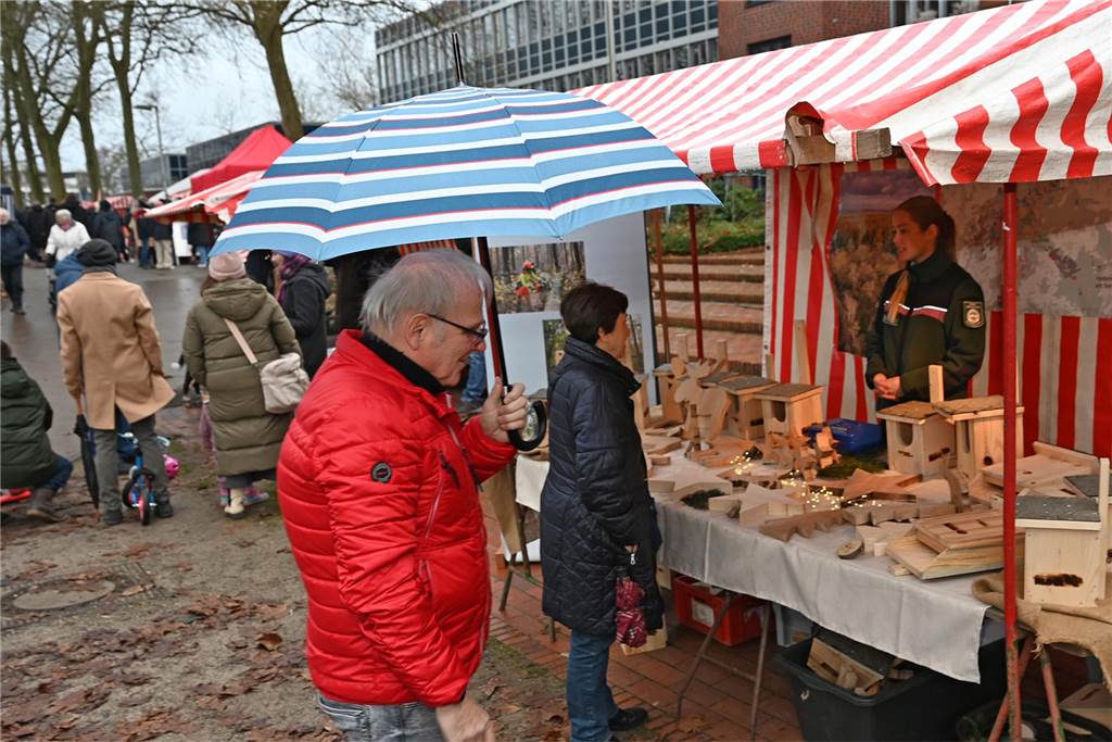 Viele Fotos vom Barkenberger Weihnachtsmarkt in Dorsten: Schlechtes Wetter hält Besucher nicht fern