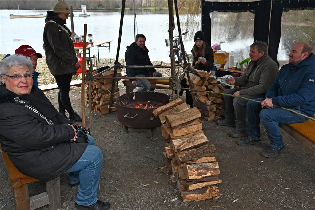 Viele Fotos vom Barkenberger Weihnachtsmarkt in Dorsten: Schlechtes Wetter hält Besucher nicht fern