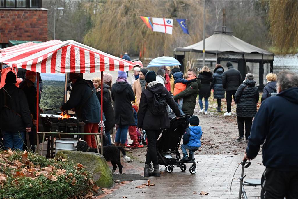 Viele Fotos vom Barkenberger Weihnachtsmarkt in Dorsten: Schlechtes Wetter hält Besucher nicht fern