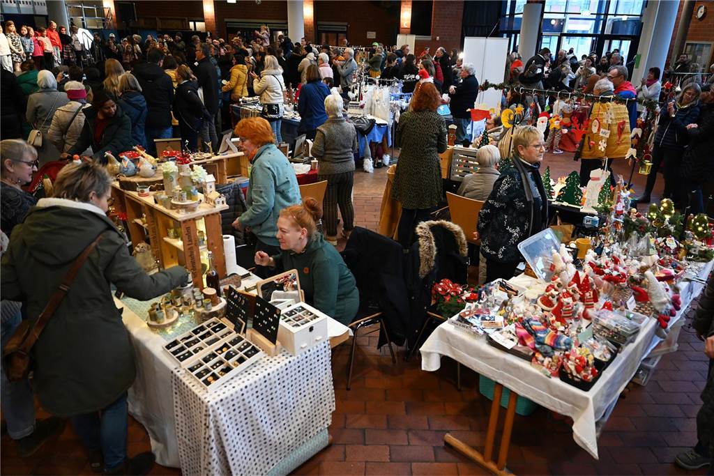 Viele Fotos vom Barkenberger Weihnachtsmarkt in Dorsten: Schlechtes Wetter hält Besucher nicht fern