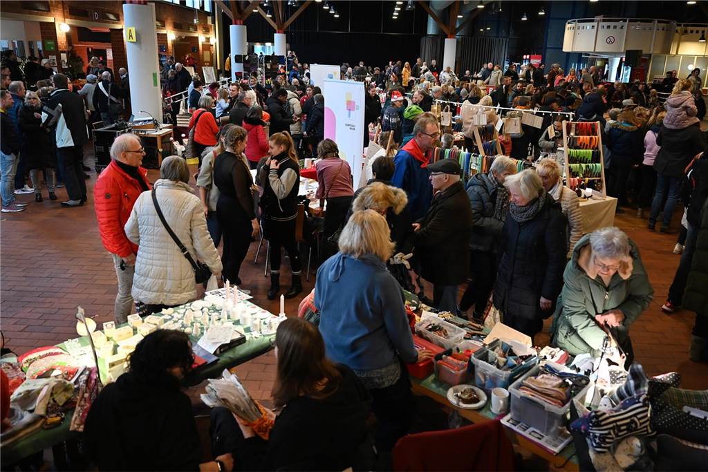 Viele Fotos vom Barkenberger Weihnachtsmarkt in Dorsten: Schlechtes Wetter hält Besucher nicht fern