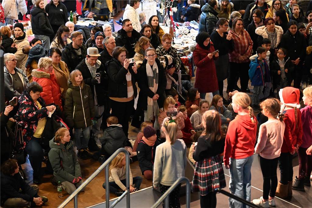 Viele Fotos vom Barkenberger Weihnachtsmarkt in Dorsten: Schlechtes Wetter hält Besucher nicht fern