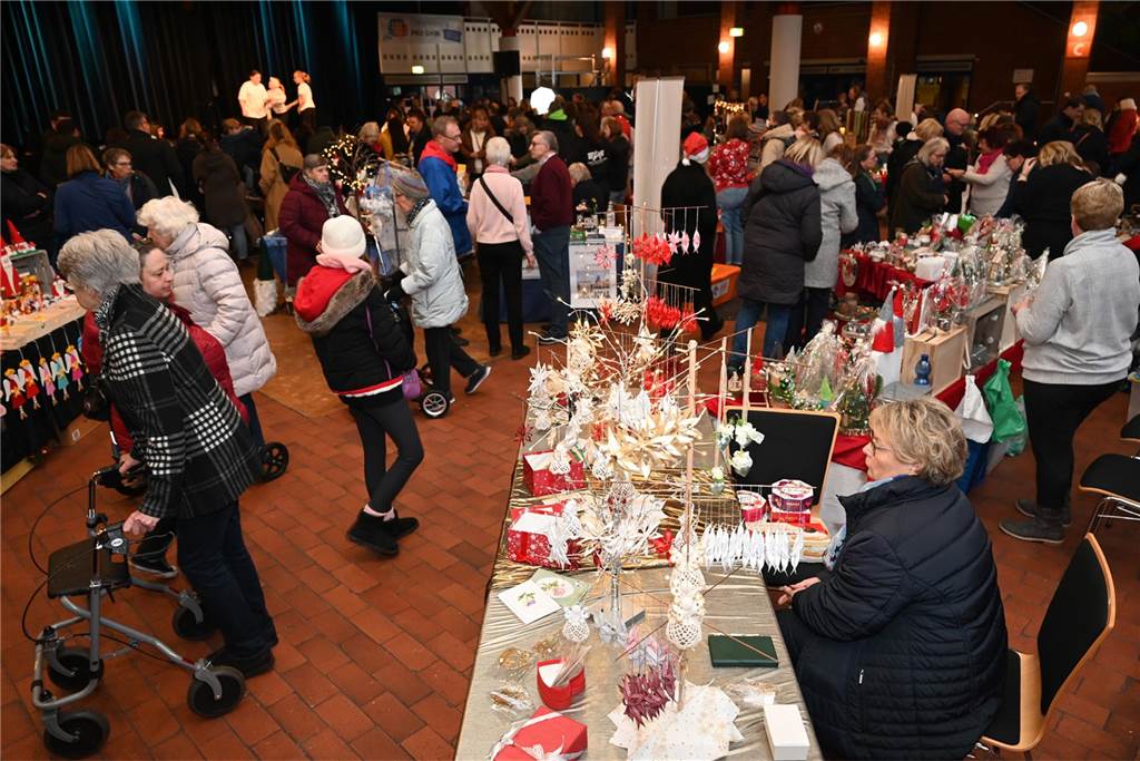 Viele Fotos vom Barkenberger Weihnachtsmarkt in Dorsten: Schlechtes Wetter hält Besucher nicht fern