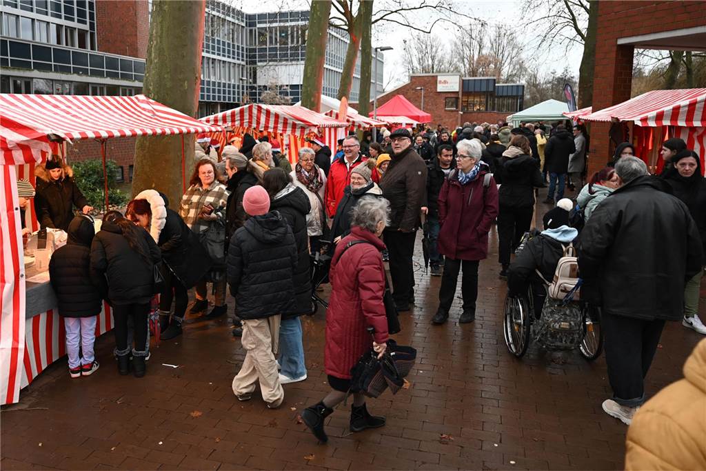 Viele Fotos vom Barkenberger Weihnachtsmarkt in Dorsten: Schlechtes Wetter hält Besucher nicht fern