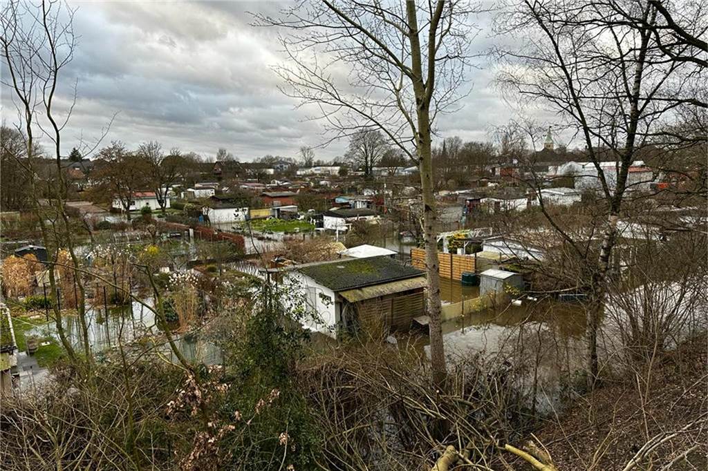 Hochwasser in Dorsten: Viele Fotos zeigen geflutete Gärten, Sandsack-Deiche und Helfer-Einsätze