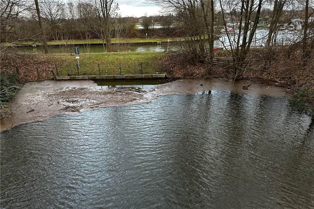 Hochwasser in Dorsten: Viele Fotos zeigen geflutete Gärten, Sandsack-Deiche und Helfer-Einsätze