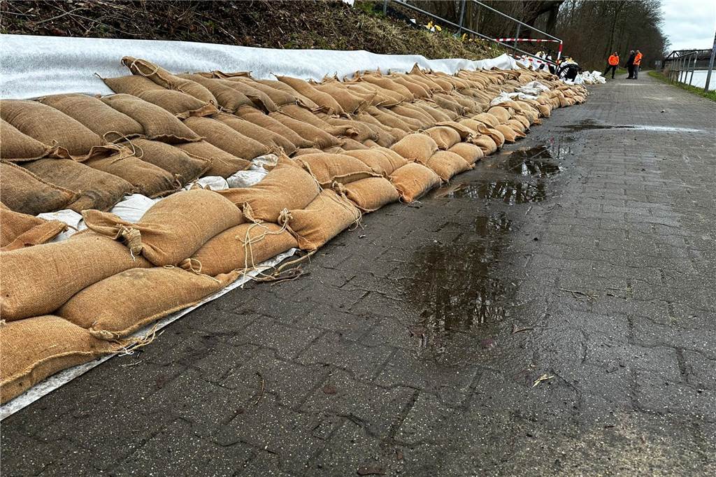 Hochwasser in Dorsten: Viele Fotos zeigen geflutete Gärten, Sandsack-Deiche und Helfer-Einsätze