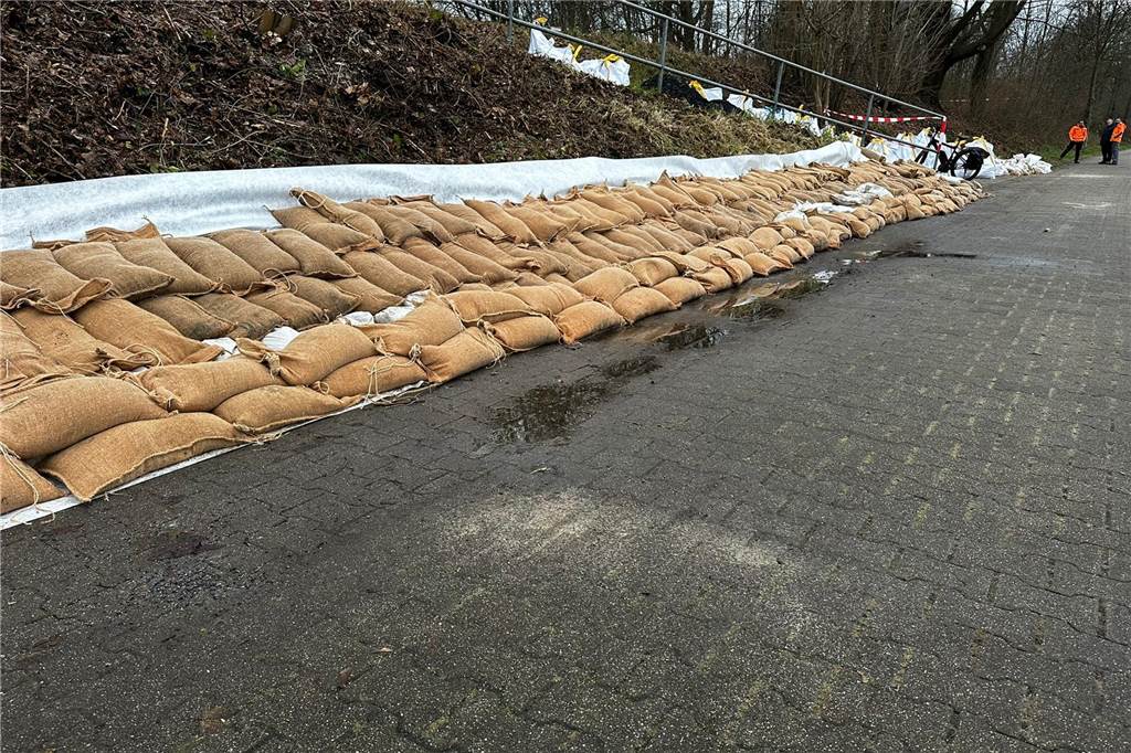 Hochwasser in Dorsten: Viele Fotos zeigen geflutete Gärten, Sandsack-Deiche und Helfer-Einsätze