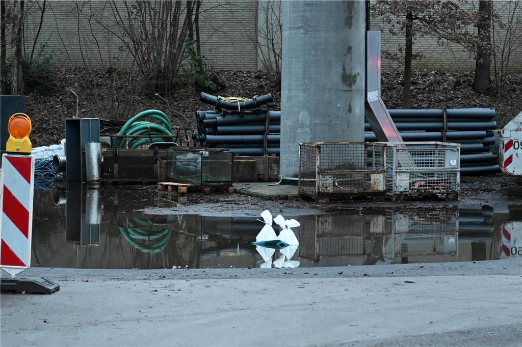 Hochwasser in Dorsten: Viele Fotos zeigen geflutete Gärten, Sandsack-Deiche und Helfer-Einsätze