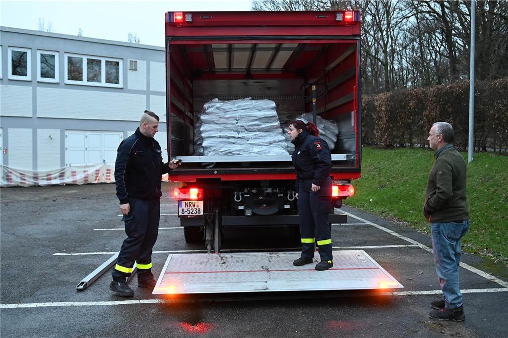 Hochwasser in Dorsten: Viele Fotos zeigen geflutete Gärten, Sandsack-Deiche und Helfer-Einsätze