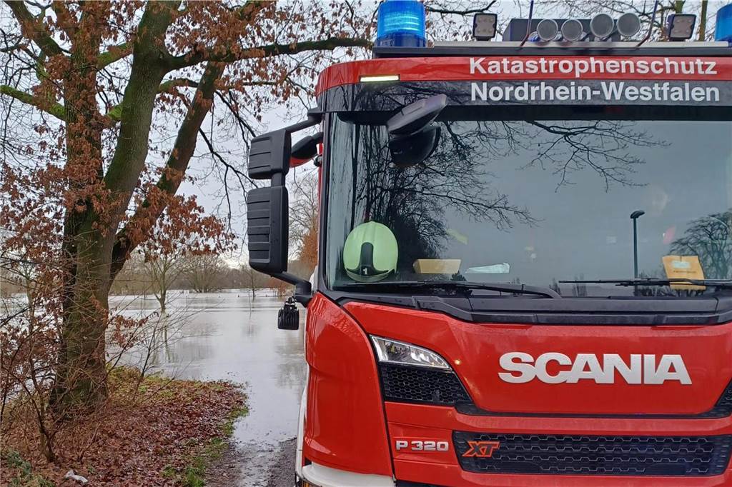 Hochwasser in Dorsten: Viele Fotos zeigen geflutete Gärten, Sandsack-Deiche und Helfer-Einsätze