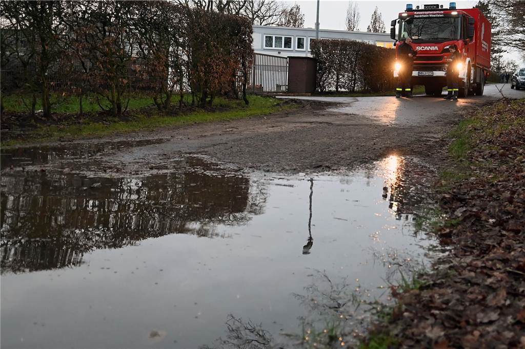 Hochwasser in Dorsten: Viele Fotos zeigen geflutete Gärten, Sandsack-Deiche und Helfer-Einsätze