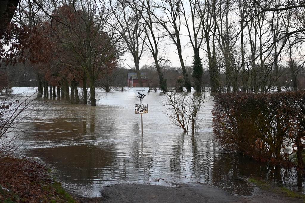 Hochwasser in Dorsten: Viele Fotos zeigen geflutete Gärten, Sandsack-Deiche und Helfer-Einsätze
