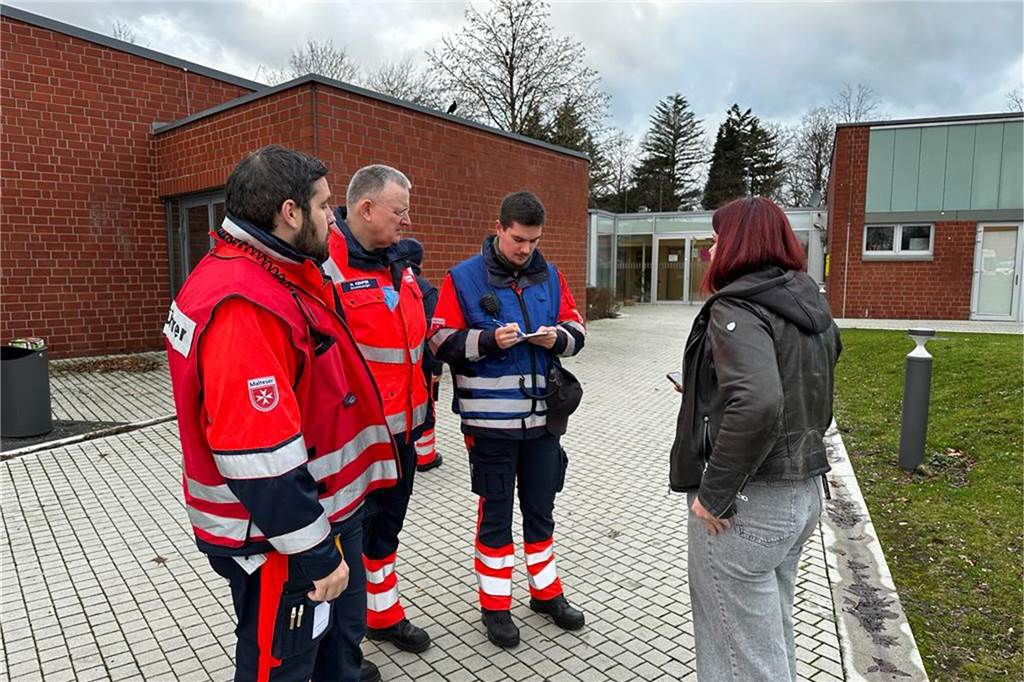 Hochwasser in Dorsten: Viele Fotos zeigen geflutete Gärten, Sandsack-Deiche und Helfer-Einsätze