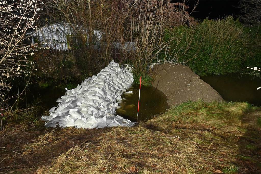 Hochwasser in Dorsten: Viele Fotos zeigen geflutete Gärten, Sandsack-Deiche und Helfer-Einsätze