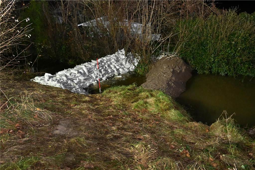 Hochwasser in Dorsten: Viele Fotos zeigen geflutete Gärten, Sandsack-Deiche und Helfer-Einsätze