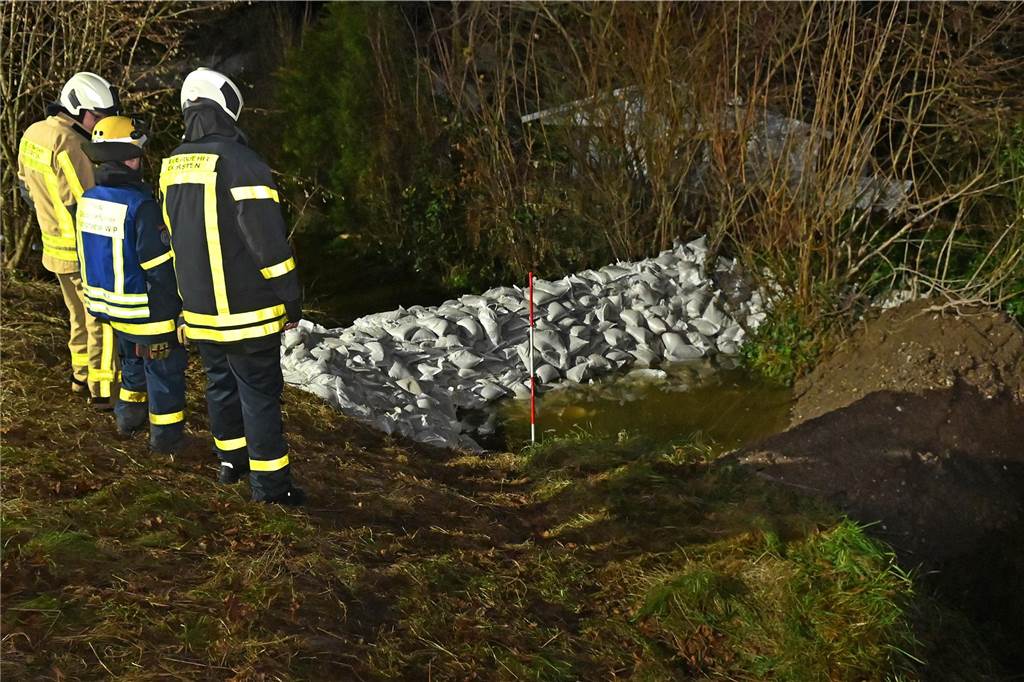 Hochwasser in Dorsten: Viele Fotos zeigen geflutete Gärten, Sandsack-Deiche und Helfer-Einsätze