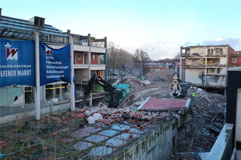 Bagger-Ballett an der Ladenzeile in Barkenberg : Viele Bilder von den Abrissarbeiten