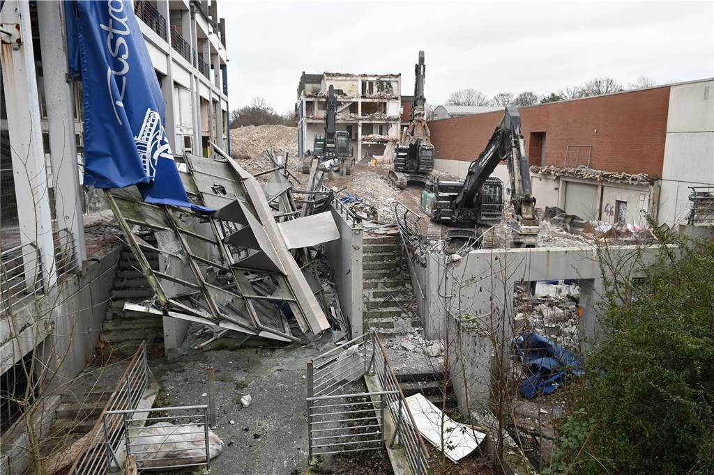 Bagger-Ballett an der Ladenzeile in Barkenberg : Viele Bilder von den Abrissarbeiten
