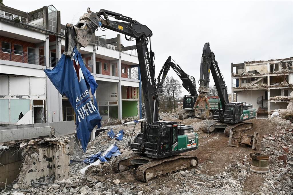 Bagger-Ballett an der Ladenzeile in Barkenberg : Viele Bilder von den Abrissarbeiten