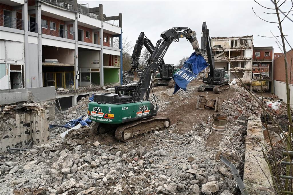 Bagger-Ballett an der Ladenzeile in Barkenberg : Viele Bilder von den Abrissarbeiten