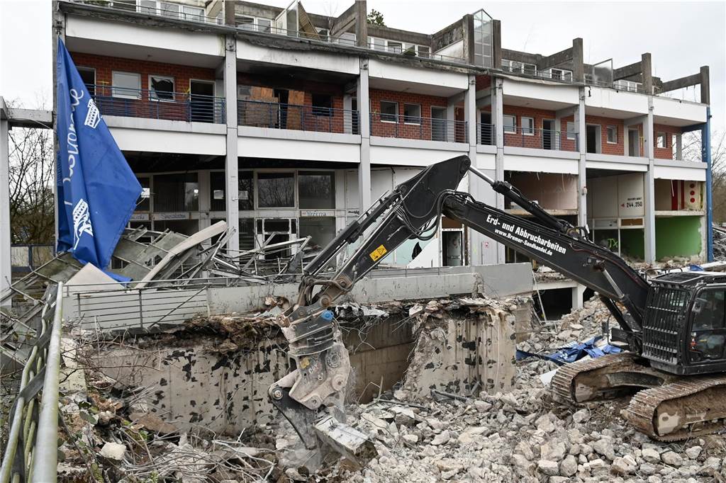 Bagger-Ballett an der Ladenzeile in Barkenberg : Viele Bilder von den Abrissarbeiten