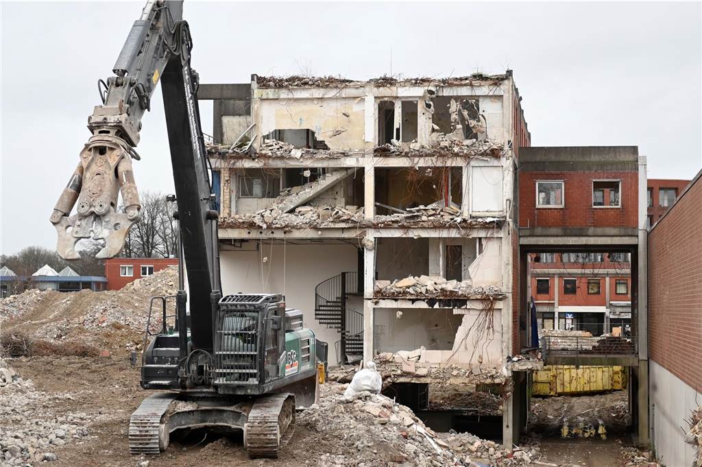 Bagger-Ballett an der Ladenzeile in Barkenberg : Viele Bilder von den Abrissarbeiten