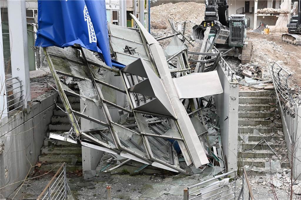 Bagger-Ballett an der Ladenzeile in Barkenberg : Viele Bilder von den Abrissarbeiten