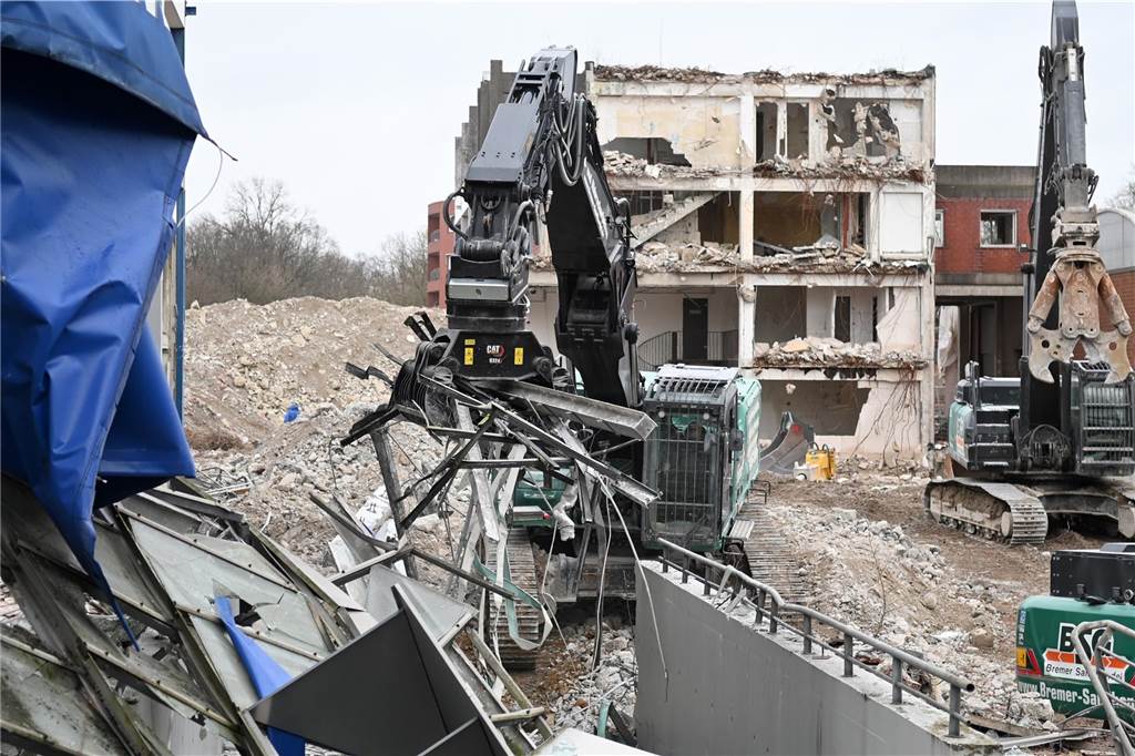 Bagger-Ballett an der Ladenzeile in Barkenberg : Viele Bilder von den Abrissarbeiten