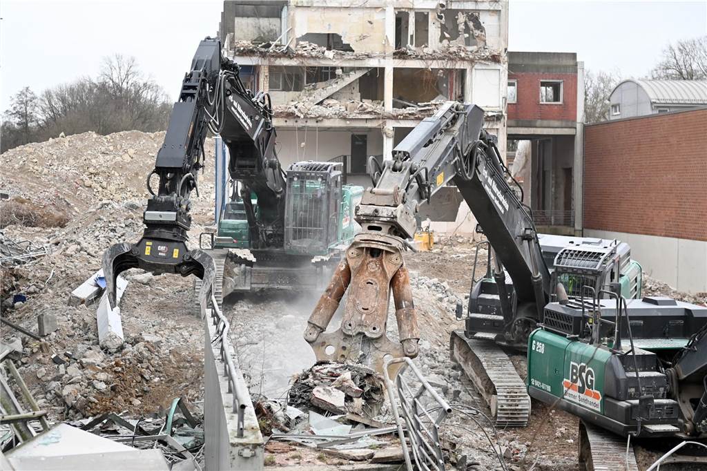 Bagger-Ballett an der Ladenzeile in Barkenberg : Viele Bilder von den Abrissarbeiten