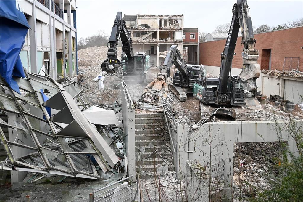 Bagger-Ballett an der Ladenzeile in Barkenberg : Viele Bilder von den Abrissarbeiten
