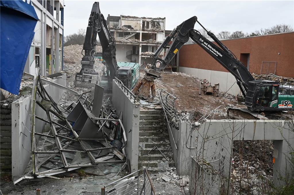 Bagger-Ballett an der Ladenzeile in Barkenberg : Viele Bilder von den Abrissarbeiten